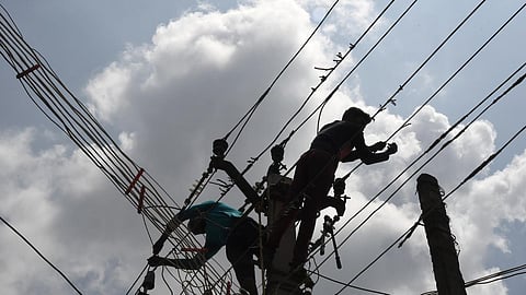 பாதுகாப்பு உபகரணங்கள் அணிந்து மின் பழுது பார்க்கும் ஊழியர்களின் புகைப்படத்தை செயலியில் பதிவேற்றுவதில் சிக்கல்