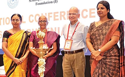 மனச்சிதைவு நோய் ஆராய்ச்சி அறக்கட்டளை (ஸ்கார்ஃப்) சார்பில் மனச்சிதை வு நோய் தொடர்பான 11-வது சர்வதேச மாநாடு (ஐகான்ஸ் ) சென்னை, சவேரா ஓட்டலில் நேற்று முன்தினம் தொடங்கியது. இதில் தேசிய சுகாதார திட்டத்தின் தமிழக இயக்குநர் ஷில்பா பிரபாகர் சதீஷ், ஸ்கா ர்ஃப் அமைப்பின் இயக்குநர் ஆர்.பத்மாவதி, மேலாண்மைக்குழு உறுப்பினர் கிரிஜா வைத்தியநாதன், நிறுவன உறுப்பினர் எஸ். ராஜ்குமார் உள்ளிட்டோர் பங்கேற்றனர்.