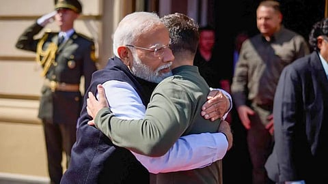 அதிபர் ஜெலன்ஸ்கியை கட்டியணைத்து ஆறுதல் கூறிய பிரதமர் மோடி.