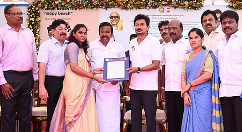 சென்னை மாநகராட்சி சார்பில் மெரினா கடற்கரையில் இன்று நடைபெற்ற விழாவில், கருணை அடிப்படையில் பணி நியமன ஆணை வழங்குகிறார் விளையாட்டு துறை அமைச்சர் உதயநிதி. உடன் மேயர் ஆர்.பிரியா, துணை மேயர் மு.மகேஷ்குமார், மத்திய சென்னை எம்.பி தயாநிதிமாறன், நகராட்சி நிர்வாகத்துறை செயலர் தா.கார்த்திகேயன், மாநகராட்சி ஆணையர் ஜெ.குமரகுருபரன், துணை ஆணையர் (பணிகள்,) வி.சிவகிருஷ்ணமூரத்தி, மத்திய வட்டார துணை ஆணையர் பிரவீன் குமார் உள்ளிட்டோர்.