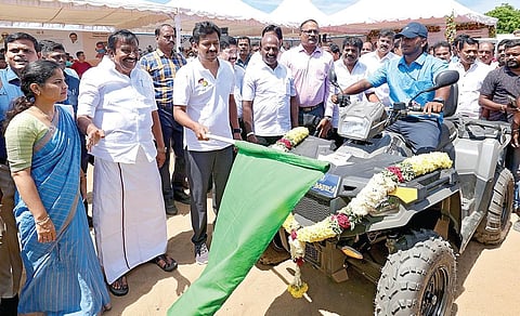 நகராட்சி நிர்வாகம் மற்றும் குடிநீர் வழங்கல் துறை சார்பில் "நம்ம மெரினா, நம்ம பெருமை" என்ற விழிப்புணர்வு இயக்க தொடக்க விழா மற்றும் மெரினா, பெசன்ட் நகர் கடற்கரையை கண்காணிக்க ரோந்து வாகனங்கள் வழங்கும் நிகழ்ச்சி மெரினா கடற்கரையில் நேற்று நடைபெற்றது. இதில், ரோந்து வாகனங்களை அமைச்சர் உதயநிதி கொடியசைத்து தொடங்கி வைத்தார். உடன், அமைச்சர்கள் கே.என்.நேரு, மா.சுப்பிரமணியன், தயாநிதி மாறன் எம்.பி., மேயர் பிரியா உள்ளிட்டோர் பங்கேற்றனர்.படம்: எஸ்.சத்தியசீலன்