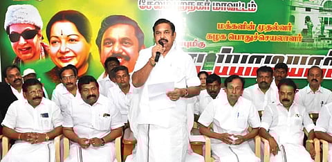 சேலம் மாவட்டம் ஓமலூரில் நேற்று நடைபெற்ற அதிமுக வழக்கறிஞர் அணி ஆலோசனைக் கூட்டத்தில் பேசிய கட்சியின் பொதுச் செயலாளர் பழனிசாமி.