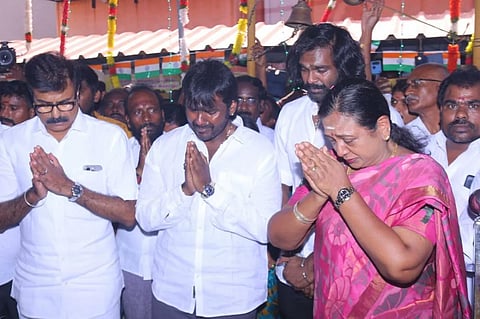 தேமுதிக தலைமை அலுவலகத்தில் அமைக்கப்பட்டுள்ள விஜயகாந்தின் முழு உருவ சிலையை, கட்சியின் பொதுச் செயலாளர் பிரேமலதா நேற்று திறந்து வைத்தார். உடன் விஜயகாந்த் மகன்கள் விஜயபிரபாகரன், சண்முக பாண்டியன் மற்றும் சுதீஷ் உள்ளிட்டோர்.