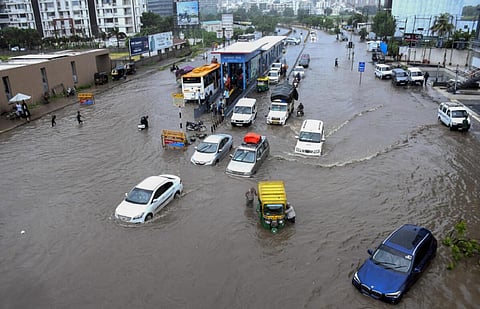 கனமழையால் முடங்கிய குஜராத்: வெள்ளம் பாதித்த இடங்களில் மீட்புப் பணிகள் தீவிரம்