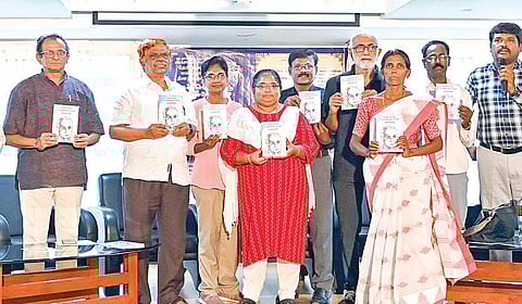 தமிழ்நாடு அறிவியல் இயக்கம் சார்பில் சென்னையில் நேற்று நடைபெற்ற தேசிய அறிவியல் மனப்பான்மை தின கருத்தரங்கில், ‘நரேந்திர தபோல்கர் மூடநம்பிக்கை ஒழிப்பு போராளி’ என்ற நூலை உயர் நீதிமன்ற ஓய்வுபெற்ற நீதிபதி கே.சந்துரு வெளியிட்டார். இந்திய பகுத்தறிவாளர் சங்கங்களின் கூட்டமைப்பு தலைவர் நரேந்திர நாயக், அறிவியல் இயக்க நிர்வாகிகள் முனைவர் க.திருநாவுக்கரசு, முனைவர் எஸ்.கிருஷ்ணசாமி, எஸ்.சுப்ரமணி, எம்.சுதாகர், முனைவர் எஸ்.ஆர்.சேதுராமன், வ.அம்பிகா, எம்.சசிகுமார், நூலாசிரியர் எஸ்.மோசஸ் பிரபு உள்ளிட்டோர் உடனிருந்தனர்.படம்: எஸ். சத்தியசீலன்