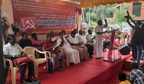 சென்னை: தனியார் மய அரசாணைகளை திரும்பப்பெற கோரி மாநகராட்சி தூய்மைப் பணியாளர்கள் ஆர்ப்பாட்டம்