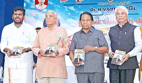 தாய்மொழி அகாடமி சார்பில் முன்னாள் அமைச்சர் ஹெச்.வி.ஹண்டே எழுதிய ‘சட்டமேதை அம்பேத்கர் வாழ்க்கை வரலாறு’, ‘இந்திய அரசியலமைப்பு’, நூல்கள் வெளியீட்டு விழா சென்னையில் நேற்று நடைபெற்றது. இதில், பாஜக மாநில தலைவர் அண்ணாமலை, விஐடி பல்கலைக்கழக வேந்தர்ஜி.விசுவநாதன், உயர் நீதிமன்ற முன்னாள் நீதிபதிகள் ஜெயச்சந்திரன், பி.என்.பிரகாஷ் உள்ளிட்டோர் கலந்து கொண்டனர். | படம்: ம.பிரபு |