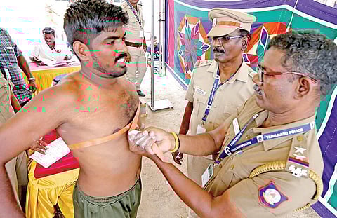 2-ம் நிலை காவலர்கள், தீயணைப்பு படை வீரர்களை தேர்வு செய்வதற்கான உடல் தகுதி தேர்வு, சென்னை எழும்பூரில் உள்ள ராஜரத்தினம் விளையாட்டு அரங்கில் நேற்று நட ைபெ ற்றது. | படம்: ம.பிரபு |