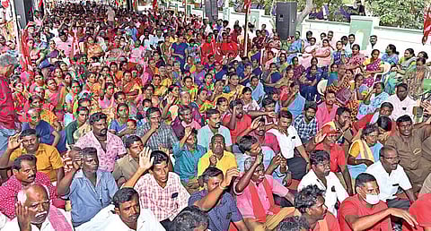 மாநகராட்சி, நகராட்சி, பேரூராட்சி நிர்வாகங்களில் தூய்மை பணி உள்ளிட்ட இதர பணிகளில் தனியார் மயத்தை புகுத்தும் அரசாணைகளை திரும்பப்பெற வலியுறுத்தி, தமிழக ஊரக வளர்ச்சி உள்ளாட்சித் துறை சம்மேளனம் (சிஐடியு) சார்பில் சென்னையில் நேற்று ஆர்ப்பாட்டம் நடைபெற்றது. படங்கள்: ம.பிரபு