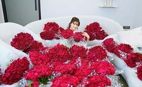 ரசிகர்கள் அனுப்பிய 1 லட்சம் ரோஜாக்கள்? - கேலிக்கு ஆளான ஊர்வசி ரவுதேலா