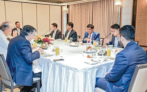 சிங்கப்பூரில் இந்தியா - சிங்கப்பூர் அமைச்சர்கள் சந்திப்பு நேற்று முன்தினம் நடைபெற்றது. இதைத் தொடர்ந்து, மத்திய வர்த்தக மற்றும் தொழில்துறை அமைச்சர் பியூஷ் கோயல், சிங்கப்பூரின் முக்கியமான நிறுவனங்களின் தலைமைச் செயலதிகாரிகளை சந்தித்துப் பேசினார்.