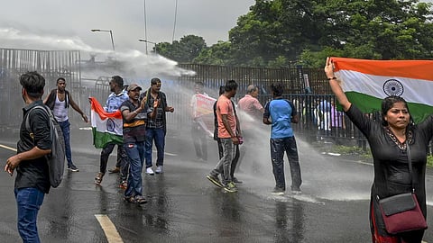 பெண் மருத்துவர் மரணத்துக்கு நீதி கேட்டு கொல்கத்தாவில் ஆயிரக்கணக்கான மாணவர்கள் நேற்று பேரணி நடத்திய போது போலீசார் கண்ணீர் புகை குண்டுகளை வீசினர்.