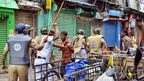 மேற்கு வங்க பந்த்: ரயில் மறியல் முதல் ஹெல்மட் அணிந்து அரசுப் பேருந்து ஓட்டும் ஓட்டுநர்கள் வரை