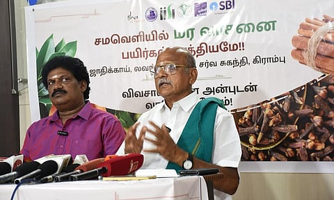 கோவையில் இன்று செய்தியாளர்களிடம் பேசிய காவேரி கூக்குரல் இயக்கத்தின் கள ஒருங்கிணைப்பாளர் தமிழ்மாறன், வெள்ளியங்கிரி உழவர் உற்பத்தியாளர் நிறுவனத்தின் தலைவர் குமார் ஆகியோர். | படம்: ஜெ.மனோகரன்.