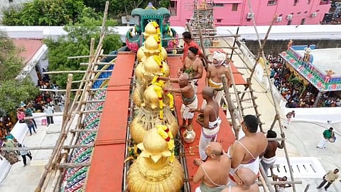 காஞ்சிபுரம் உலகளந்த பெருமாள் கோயில் குடமுழுக்கு விழாவில் கலசத்துக்கு புனித நீர் ஊற்றும் பட்டாட்சியர்கள்.