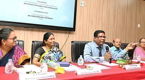 திருப்பதி ஸ்ரீ பத்மாவதி மகளிர் பல்கலை கழகத்தில் இன்று நடந்த பொருளாதார கருத்தரங்கில் கொழும்பு பல்கலை கழக பேராசியர் அமிர்தலிங்கம் கலந்து கொண்டு பேசினார்.