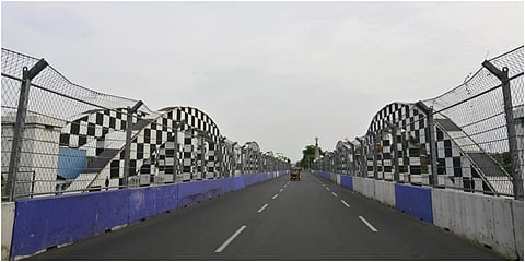 ஃபார்முலா 4 கார் பந்தயத்தையொட்டி சென்னை நேப்பியர் பாலத்தைச் சுற்றி கம்பி வேலிகள் அடைக்கப்பட்டுள்ளன.