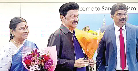 அமெரிக்காவின் சான் பிரான்சிஸ்கோ விமான நிலையத்தில் தமிழக முதல்வர் ஸ்டாலினை, இந்திய துணை தூதர் ஸ்ரீ கர் ரெட்டி பூங்கொத்து கொடுத்து வரவேற்றார். உடன், துர்கா ஸ்டாலின்.