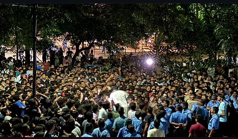 திருச்சி என்.ஐ.டி வளாகத்தில் வியாழக்கிழமை இரவு முதல் விடிய விடிய தொடர்ந்து போராட்டம் நடத்திய மாணவ, மாணவிகள்.