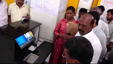 கோவை விமான நிலையத்தில் குரங்கு அம்மை நோய் பாதிப்பு கண்டறியும் தெர்மல் ஸ்கேனர் கருவியை ஆய்வு செய்த அமைச்சர் மா.சுப்பிரமணியன்.