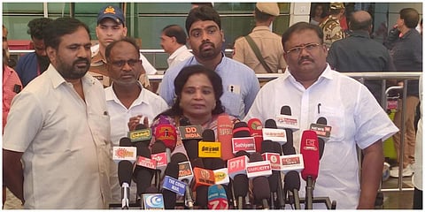 கோவை விமான நிலையத்தில் பாஜக முன்னாள் மாநில தலைவர் தமிழிசை சவுந்தரராஜன் செய்தியாளர்களைச் சந்தித்தார்.