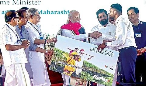 மகாராஷ்டிர மாநிலம் பால்கர் மாவட்டத்தில் நேற்று நடைபெற்ற வத்வான் துறைமுக அடிக்கல் நாட்டு விழாவில் பங்கேற்ற பிரதமர் மோடிக்கு பாராட்டு தெரிவிக்கப்பட்டது. உடன், மத்திய அமைச்சர்கள் ராஜீவ் ரஞ்சன் சிங் என்ற லாலன் சிங், சர்பானந்த சோனோவால், மகாராஷ்டிர முதல்வர் ஏக்நாத் ஷிண்டே உள்ளிட்டோர். படம்: பிடிஐ