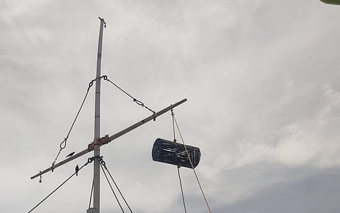 பாம்பன் துறைமுகத்தில் ஏற்றப்பட்டுள்ள 1-ம் எண் புயல் எச்சரிக்கை கூண்டு.