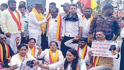 ஓசூர் மெட்ரோ ரயில் திட்டத்துக்கு எதிர்ப்புத் தெரிவித்து, கர்நாடக மாநில எல்லையான அத்திப்பள்ளியில் சாலை மறியலில் ஈடுபட்ட கன்னட சலுவளி கட்சித் தலைவர் வாட்டாள் நாகராஜ் உள்ளிட்டோர்.