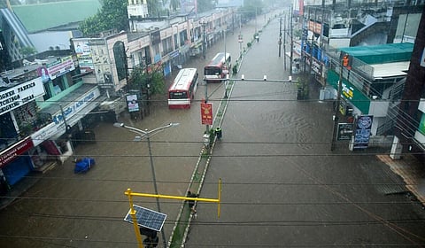 ஆந்திரா, தெலங்கானாவில் கனமழையால் கடும் பாதிப்பு: 8 பேர் பலி; ரயில்கள் ரத்து