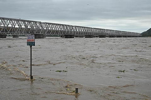 கனமழையால் வெள்ளத்தில் அடித்துச் செல்லப்பட்ட தண்டவாளங்கள்: 20 ரயில்கள் ரத்து @ விஜயவாடா