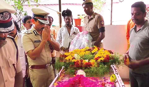 பணியின்போது உயிரிழந்த உதவி ஆணையர் சிவக்குமார் உடலுக்கு மலர் வளையம் வைத்து அஞ்சலி செலுத்தும் சென்னை காவல் ஆணையர் அருண் (சீருடை அணிந்திருப்பவர்) மற்றும் ஆவடி காவல் ஆணையர் சங்கர்.