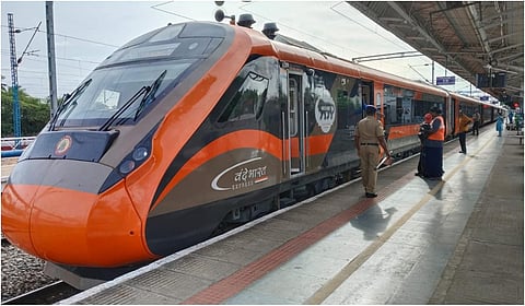 8 நிமிடங்களுக்கு முன்னதாக வந்த வந்தே பாரத் ரயில்; கரூரில் 10 நிமிடங்களுக்கு மேலாக நின்று சென்றது