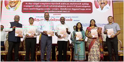 டெங்கு மற்றும் மழைக்கால நோய்கள் தடுப்பு நடவடிக்கைகள் குறித்து கலந்தாலோசனைக் கூட்டத்தில் குரங்கம்மை நிலையான வழிகாட்டு நெறிமுறைகள் கையேட்டினை அமைச்சர் மா.சுப்பிரமணியன் வெளியிட்டார்