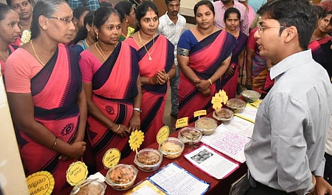 ஒருங்கிணைந்த குழந்தைகள் வளர்ச்சி திட்டம் சார்பில், கோவை ஆட்சியர் அலுவலகத்தில் 'போஷன் அபியான்' ஊட்டச்சத்து கண்காட்சி இன்று நடந்தது. கோவை ஆட்சியர் கிராந்திகுமார் பாடி கண்காட்சியை தொடங்கி வைத்தார். படம்:ஜெ.மனோகரன்.