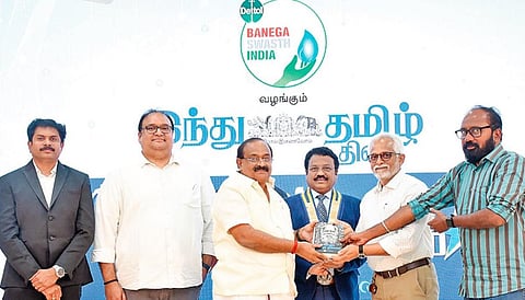 மருத்துவர்களைப் பாராட்டி கவுரவிக்கும் வகையில் ‘டெட்டால் பநேகா ஸ்வஸ்த் இந்தியா’ வழங்கும் ‘இந்து தமிழ் திசை - மருத்துவ நட்சத்திரம் 2024’ விருதுகள் வழங்கும் விழா, கோவை இந்திய மருத்துவ சங்க அரங்கில் நடந்தது. இதில் சிறப்பு விருந்தினராக பங்கேற்ற உணவு மற்றும் உணவுப் பொருள் வழங்கல்துறை அமைச்சர் அர.சக்கரபாணிக்கு, ‘இந்து தமிழ்திசை’ தலைமை செயல் அதிகாரி சங்கர் வி.சுப்பிரமணியம், ஆசிரியர் கே.அசோகன் ஆகியோர் நினைவுப் பரிசு வழங்கினர். உடன் இந்திய மருத்துவ சங்கத்தின் தமிழக தலைவர் டாக்டர் கே.எம்.அபுல்ஹசன், செயலாளர் எஸ்.கார்த்திக்பிரபு, பொருளாளர் எஸ்.கவுரிசங்கர். படங்கள்: ஜெ.மனோகரன்.