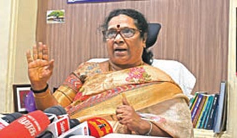 பச்சையப்பன் கல்லூரி உதவி பேராசிரியரிடம் நடத்தப்பட்ட விசாரணை குறித்து விளக்கம் அளித்த தமிழ்நாடு மாநில மகளிர் ஆணைய தலைவர் ஏ.எஸ்.குமாரி. | படம்: ம.பிரபு