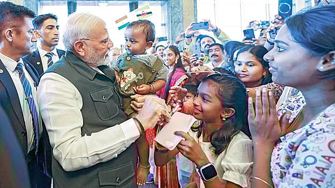 புருனேயில் பிரதமர் மோடிக்கு இந்தியர்கள் உற்சாக வரவேற்பு