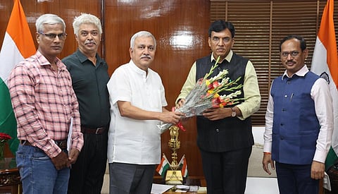 பிஎஃப் அலுவலக ஊழியர்கள் கோரிக்கைகள் தொடர்பாக மத்திய அமைச்சருடன் நாராயணன் திருப்பதி சந்திப்பு