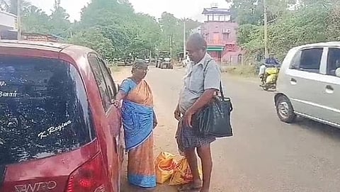 ரேஷன் பொருளுக்கு டிக்கெட் வாங்காததால் மாற்றுத் திறனாளியை இறக்கிவிட்ட பேருந்து ஓட்டுநர் - தென்காசியில் சர்ச்சை