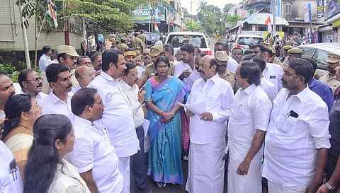 குமரி மாவட்டம் மார்த்தாண்டம் பாலத்தின் கீழ் பகுதியை இன்று பொதுப்பணித் துறை, நெடுஞ்சாலைகள் மற்றும் சிறு துறைமுகங்கள் துறை அமைச்சர் எ.வ.வேலு பார்வையிட்டு ஆய்வு செய்தார். உடன் அமைச்சர் மனோ தங்கராஜ், மாவட்ட ஆட்சியர் அழகு மீனா மற்றும் எம்எல்ஏ.க்கள், அதிகாரிகள்.