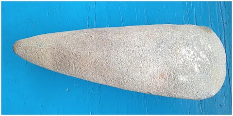 விழுப்புரம் அருகே கண்டறியப்பட்டுள்ள சுமார் 5 ஆயிரம் ஆண்டுகள் பழமைவாய்ந்த கற்கோடரி.