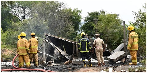 சேலம் குப்பனூர் வெள்ளையம்பட்டி பகுதியில் பட்டாசு ஆலையில் ஏற்பட்ட வெடி விபத்தில் தரைமட்டமான பட்டாசு ஆலை கட்டிடம் | படங்கள்: எஸ். குரு பிரசாத்