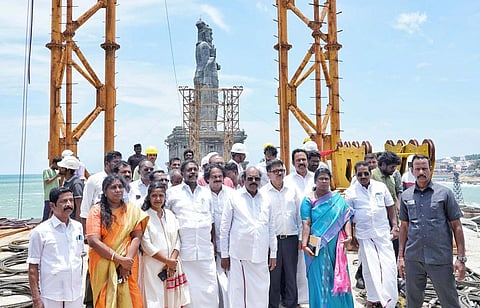 கன்னியாகுமரி திருவள்ளுவர் சிலையில் இருந்து சுவாமி விவேகானந்தர் பாறைக்கு நடந்து செல்வதற்கான கண்ணாடி இழை இணைப்பு பாலம் அமைக்கும் பணியினை இன்று பொதுப்பணித்துறை, நெடுஞ்சாலைகள் மற்றும் துறைமுகங்கள் துறை அமைச்சர் எ.வ.வேலு, பால்வளத்துறை அமைச்சர் மனோதங்கராஜ் ஆகியோர் பார்வையிட்டு ஆய்வு செய்தனர்.