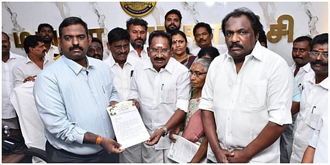 மதுரை மாநகராட்சி ஆணையர் தினேஷ்குமாரிடம் அதிமுக முன்னாள் அமைச்சர் செல்லூர் ராஜூ மனு அளித்தார். | படம்: எஸ்.கிருஷ்ணமூர்த்தி