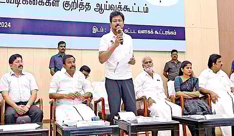 வடகிழக்கு பருவமழை முன்னேற்பாடு பணிகள் குறித்து நேற்று நடைபெற்ற ஆய்வுக் கூட்டத்தில் அமைச்சர்கள் உதயநிதி ஸ்டாலின், கே .என்.நேரு, சேகர்பா பு. மேயர் பிரியா, துணை மேயர் மகேஷ்குமார், நகராட்சி நிர்வாகம் மற்றும் குடிநீர் வழங்கல் துறை செயலாளர் தா.கார்த்திகேயன் உள்ளிட்டோர் பங்கேற்றனர். | படம் : ம.பிரபு |