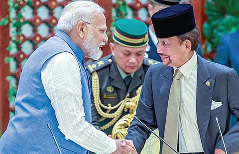 புருனே தலைநகர் பண்டார் செரி பெகவானில் உள்ள அரண்மனையில் பிரதமர் நரேந்திர மோடியை கைகுலுக்கி வரவேற்கிறார் புருனே சுல்தான் ஹாஜி ஹசனல் போல்கியா.