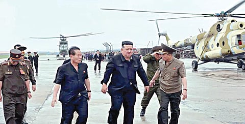 வெள்ளத்தில் 1,000 பேர் உயிரிழந்ததால் 30 அதிகாரிகளுக்கு மரண தண்டனை நிறைவேற்றம்: வட கொரிய அதிபர் நடவடிக்கை