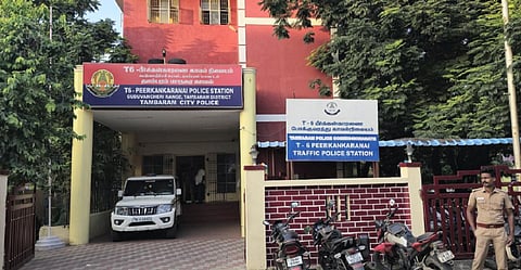 தாம்பரம் அருகே வீட்டில் தூங்கிக் கொண்டிருந்த பெண்ணின் கழுத்தில் இருந்த 10 பவுன் தாலி சங்கிலி பறிப்பு