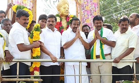 திருச்சி நீதிமன்றம் அருகே உள்ள வ.உ.சி சிலைக்கு மாலை அணிவித்து மரியாதை செலுத்திய அமைச்சர் கே.என்.நேரு.