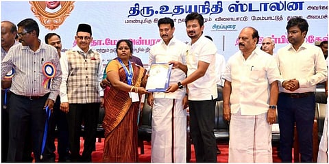 தமிழக அரசு சார்பில் நல்லாசிரியர் விருது பெற்ற ஆசிரியர்களுக்கு அமைச்சர் உதயநிதி விருதுகளை வழங்கினார் | படங்கள்: எம். முத்துகணேஷ்